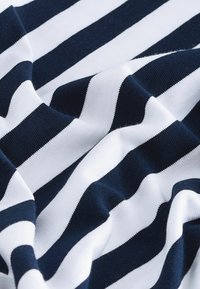 Teren din bumbac cu dungi alternative de culoare bleumarin și alb, având o textură netedă și o cădere delicată, evidențiind un contrast de culori distinct.