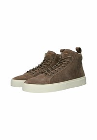 Brune ruskind høj-top sneakers med en hvid gummisål, der har metaløjer, flade snørebånd og en trækstrop ved hælen for nem påklædning.