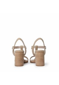 Beige hakken sandalen met ronde, gestructureerde, natuurlijke houtachtige hakken en dunne enkelbandjes. Glad bovengedeelte, open teen ontwerp.