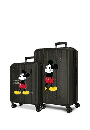 Dos maletas negras de carcasa dura con ruedas giratorias, que presentan grandes gráficos coloridos de Mickey Mouse y asas telescópicas.