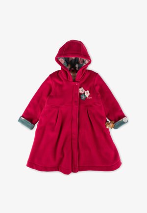 Cappotto di pile rosa con cappuccio, applicazioni floreali, polsini blu a contrasto e motivo interno di colore crema. Presenta una chiusura anteriore a scatto e un design svasato.