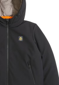 Giacca softshell nera con cappuccio, chiusura frontale con zipper, tasca laterale con zipper e piccolo logo sulla parte anteriore, che mostra una parte della fodera arancione interna.