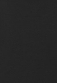 Czarna bawełniana tkanina o gładkiej fakturze, charakteryzująca się jednolitą, stałą barwą, bez wzorów ani widocznych szczegółów metalowych.