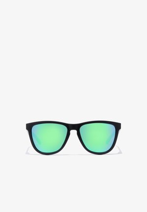 Schwarze Sonnenbrille mit einem schlanken, kantigen Design und großen, grünen, verspiegelten Gläsern. Die Fassung ist matt und fühlt sich leicht an.