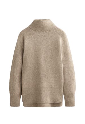 Beige ulltröja med hög krage, ribbade muddar och nederkant. Mjukt material, avslappnad passform och minimala sömmar. Visad bakvy.