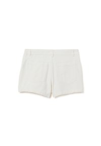 Shorts de mezclilla blanca con una textura suave, una cinturilla plana y dos bolsillos traseros que presentan un sutil patrón de costura en forma de diamante.