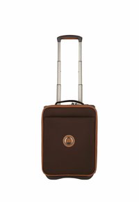 Valigia marrone con ruote, esterno imbottito, manico retrattile argento, dettagli marroni e logo circolare sulla parte anteriore.