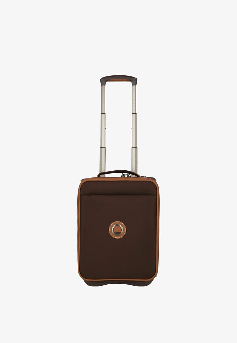 Valigia marrone con ruote, esterno imbottito, manico retrattile argento, dettagli marroni e logo circolare sulla parte anteriore.