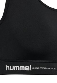 Czarny sportowy biustonosz z formowanymi miseczkami i elastyczną opaską z logo "hummel PERFORMANCE" w białym napisie.