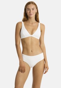 Set bikini bianco con reggiseno triangolare a spalline larghe e slip a vita alta coordinati, motivo floreale testurizzato, tessuto liscio.