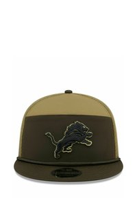 Olivgrüne Snapback-Cap mit strukturiertem Sitz, ausgestattet mit einem beigen Streifen und einem gestickten schwarzen Löwenlogo auf der Vorderseite.