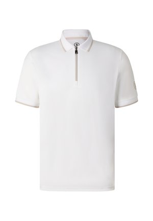 Weißes Poloshirt mit kurzen Ärmeln und beigen Besätzen an Kragen und Ärmelsäumen, mit einem Reißverschluss vorne und kleinem Logo am linken Ärmel.