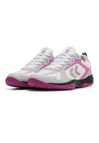 Scarpe atletiche bianche con accenti viola, tomaia in rete texturizzata e suola in gomma nera. Presentano un design con lacci e dettagli del logo distintivi.