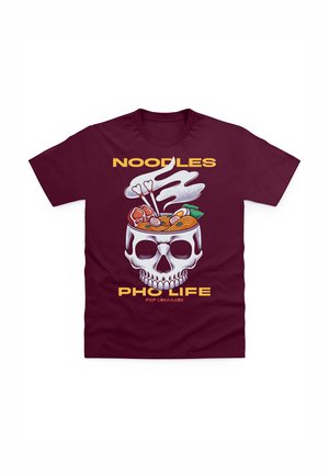 Bordowa koszulka ma graficzny wzór czaszki wypełnionej makaronem, pałeczkami i przyprawami, z napisem "NOODLES PHO LIFE" powyżej.