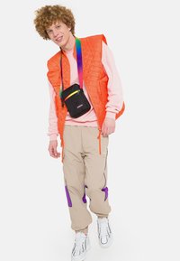 Eastpak THE ONE - Axelremsväska - rainbow dark