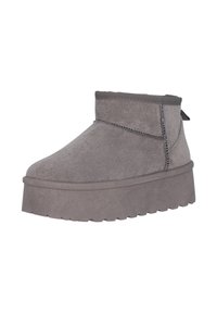 Botas de tobillo grises con un upper de tela texturizada, puño elástico y una suela gruesa con borde dentado para mayor tracción.