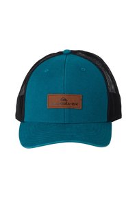 Gorra verde azulado con una parte trasera de malla negra y un parche rectangular de cuero marrón que presenta el nombre de la marca "Quiksilver". Visera curvada con tela texturizada.