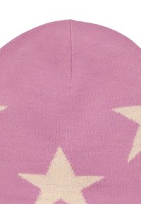 Tessuto di maglia rosa con grandi motivi a stella bianchi, che mostra la cucitura superiore di un cappello.