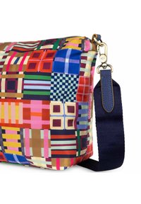 Borsa a spalla in tessuto multicolore con motivi geometrici in quadrati e strisce. Presenta una cerniera dorata e una tracolla in tessuto blu navy.