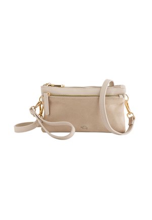 Bolso de muñeca de ante y cuero beige con cremalleras doradas, correa desmontable y pequeño logotipo en relieve en el bolsillo frontal.