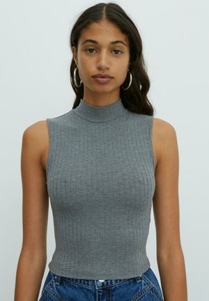 Grijze geribbelde crop top met een hoge hals en mouwloos ontwerp. De stof lijkt zacht en heeft een aansluitende silhouet.