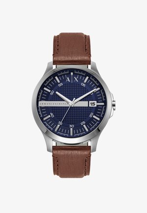 Armani Exchange Uhren mit einem Gehäuse aus Edelstahl, navy-texturiertem Zifferblatt, silbernen Stundenmarkierungen und einem braunen Lederarmband. Datumsanzeige auf 3 Uhr.
