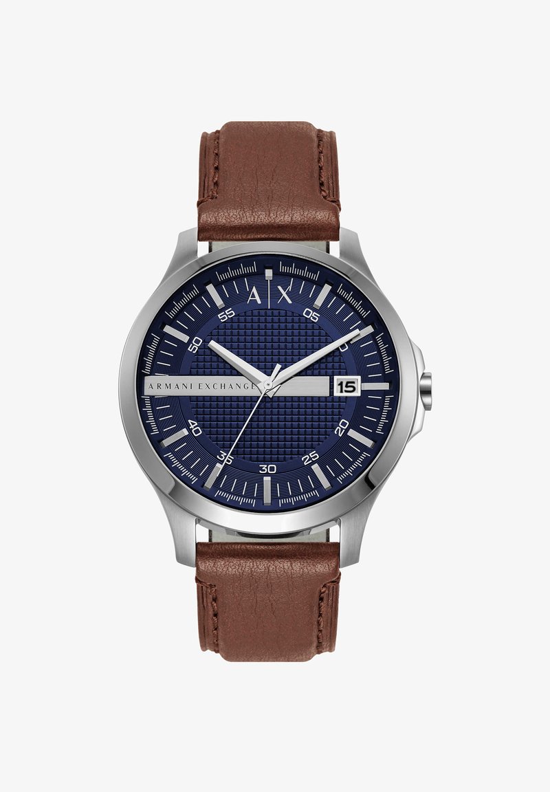 Montre Armani Exchange avec un boîtier en acier inoxydable, un cadran texturé bleu marine, des index argentés et un bracelet en cuir marron. Affichage de la date à 3 heures.