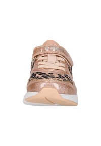 Rosenfarvede sneakers med glimmerfinish, leopardtryk på sidestykket, beige snørebånd og justerbar Velcro-strop på en hvid sål.