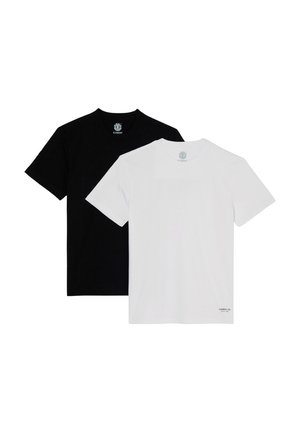 Due magliette semplici a maniche corte con scollo tondo in nero e bianco, sovrapposte, con piccoli loghi vicino al colletto e all'orlo inferiore.