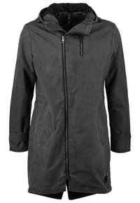 Parka noire résistant aux intempéries avec une finition texturée, fermeture éclair à l'avant, capuche adjustable et poches latérales. Présente un design de longueur mi-cuisse.