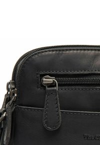 Borsa in pelle nera con superficie texturizzata, dotata di doppia cerniera, accessori in metallo e cuciture visibili lungo i bordi.