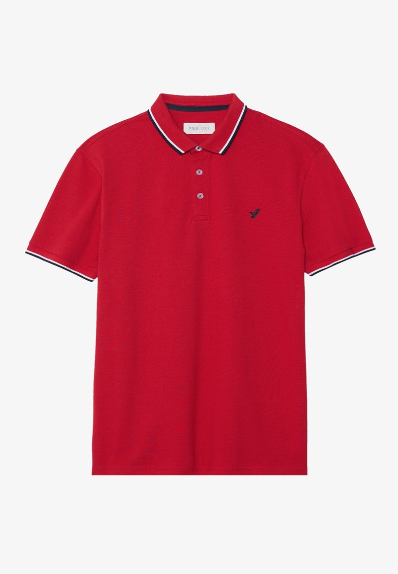 Polo rouge à manches courtes avec bordure blanche et marine sur le col et les manches, patte à trois boutons et petit logo brodé marine sur la poitrine.