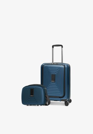 Blauer Hartschalenkoffer mit Teleskopgriff und vier Rollen neben passender blauer Hartschalen-Kulturbeutel mit Schultergurt.