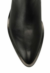 Stivale alla caviglia in pelle nera con puntaaffilata e design minimalista. Texture liscia con una suola bassa e solida. Nessun accessorio visibile.