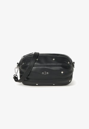 Bolso cruzado de piel negra con acentos de tachuelas plateadas, forma redondeada, superficie texturizada y correa ajustable. Cuenta con un cierre de cremallera.