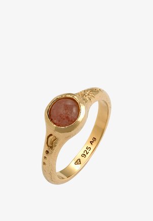 Goldbeschichteter Ring mit einem runden, orangefarbenen Stein, der in einer glatten Fassung eingesetzt ist. Verfügt über einen strukturierten Band mit dekorativen Gravuren und ist mit 925 Ag gekennzeichnet.