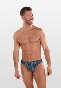 Schwimmshorts mit schwarzem Grund, ausgestattet mit einem blauen, spiralförmigen Muster; glatte Textur, enganliegendes Design und niedriger Bund.