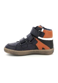 Zapatillas altas con parte superior sintética de color azul marino, detalles en marrón y blanco, aseguradas con dos correas de Velcro y una suela texturizada.