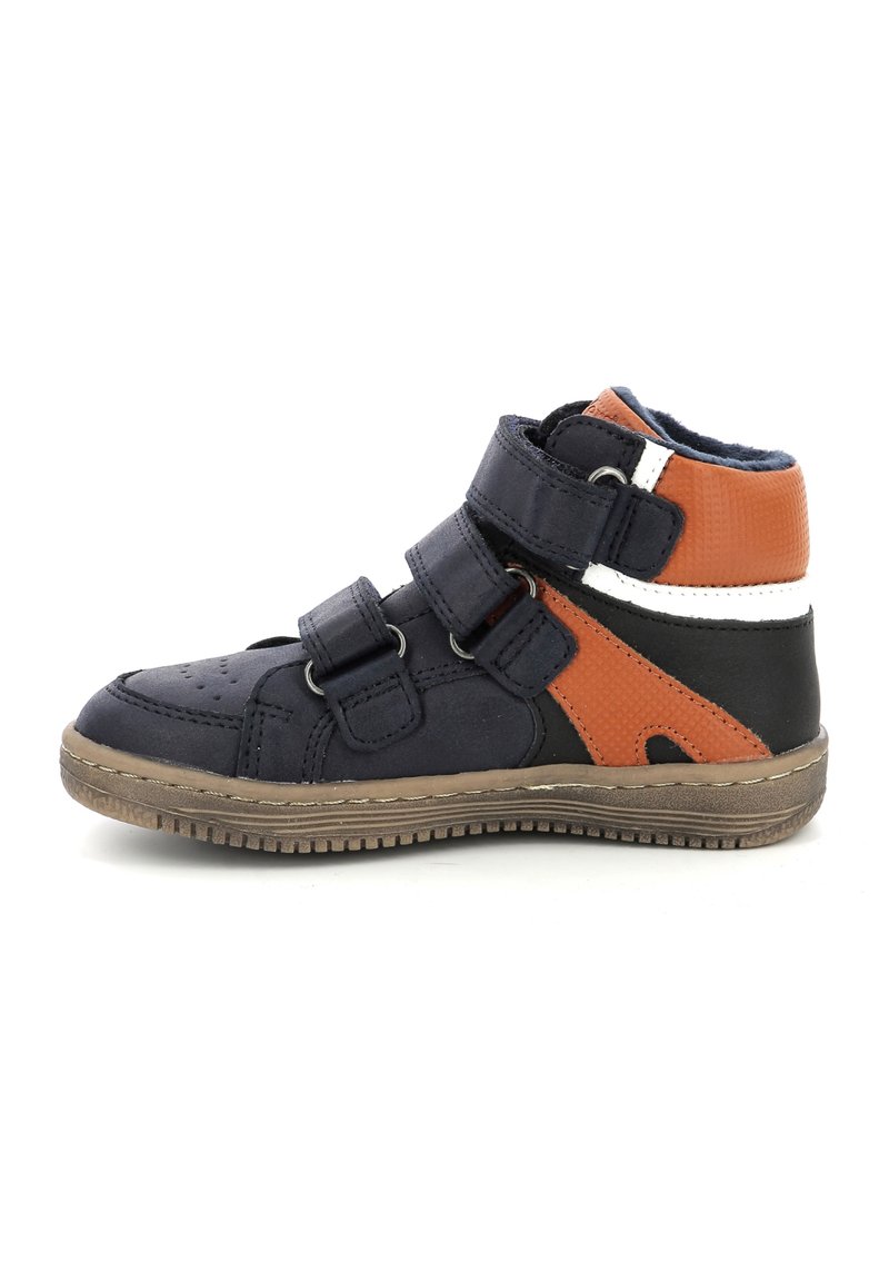 Zapatillas altas con parte superior sintética de color azul marino, detalles en marrón y blanco, aseguradas con dos correas de Velcro y una suela texturizada.