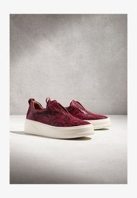 Non sélectionné, red croc effect