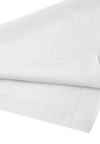 Bílý ubrus s hladkou texturou, obsahující jemné vzory. Okraje jsou pečlivě zašité, představující čistý a elegantní design.