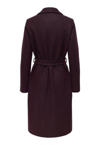 Manteau long en laine violet foncé avec ceinture à la taille, vue arrière visible, coupe ajustée, manches longues et col classique.