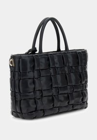 Bolsa de tote negra tejida con un acabado texturizado, que cuenta con dos asas y una forma estructurada. Acentuada con accesorios de oro en el costado.