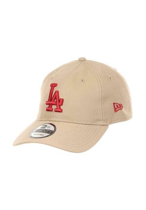 Beige Baseballcap mit strukturierter Krone, einem roten gestickten "LA"-Logo auf der Vorderseite und einem verstellbaren Riemen auf der Rückseite.