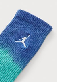 Sinine gradient sport sokk, millel on sooniline tekstuur ja valge Jumpman logo. Sokk üleminek tumesiniselt helesiniseks alumises osas.