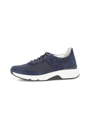 Marineblauwe suède sneaker met een geperforeerd paneel, contrasterende witte tussenzool en een donkere rubberen loopzool met vetersluiting.