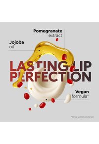 Virvlar av gyllene jojobaolja och krämig vit formula omgivna av röda granatäppelkärnor som framhäver långvarig läppperfektion.