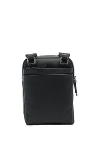 Zaino in pelle nera con forma rettangolare, doppi manici superiori e una tasca frontale con zip per riporre piccoli oggetti. Texture liscia e hardware minimale.