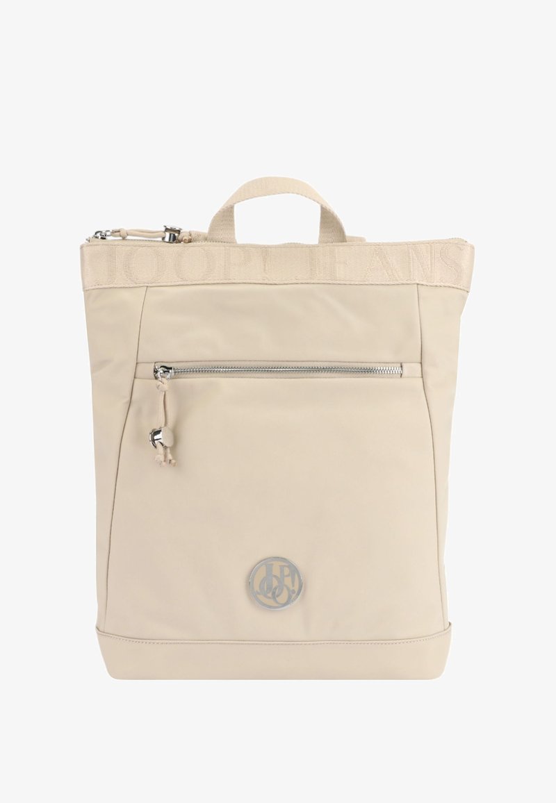 Beige fyrkantig ryggsäck med framficka med dragkedja, tyghandtag och silverfärgad cirkulär logotyp på den nedre frampanelen.
