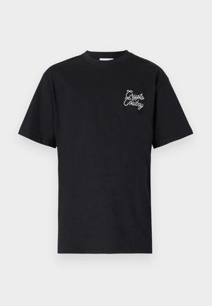 Zwart katoenen t-shirt met korte mouwen, een ronde hals en een wit geborduurd 'Crypto Cowboy' logo op de linkerborst.